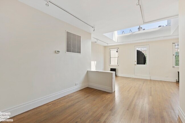 Building Photo - Beautiful Office Units in Townhouse