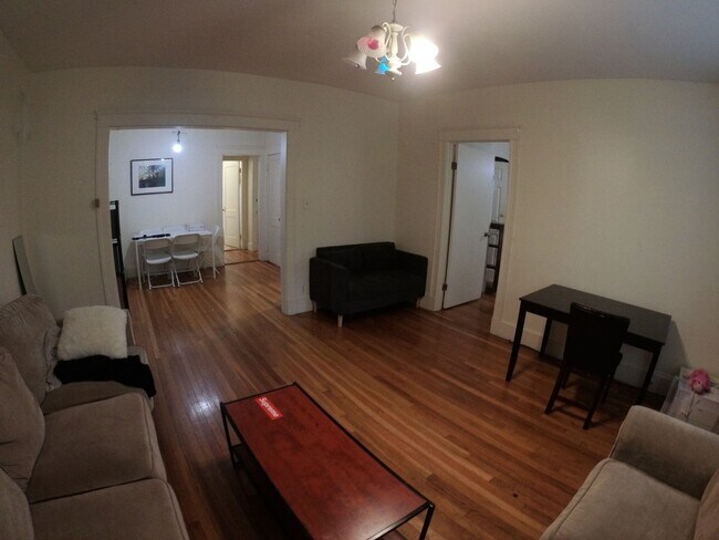 Foto del edificio - CHECK OUT THIS NICE 3 BED IN BROOKLINE!!!
