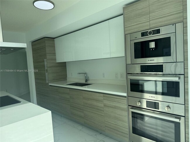 Foto del edificio - 330 Sunny Isles Blvd