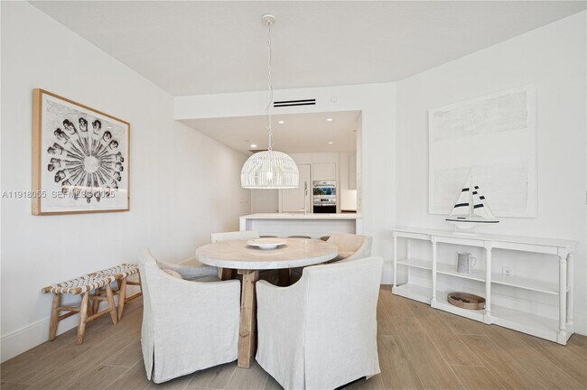 Foto del edificio - 705 Crandon Blvd