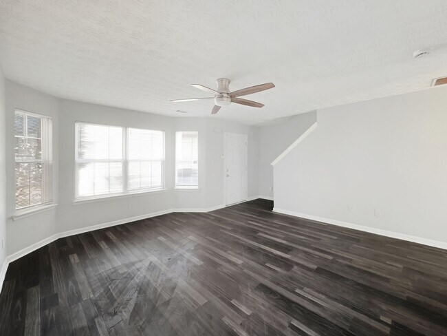 Foto del edificio - Charming Forest Park Townhome with Modern Finishes