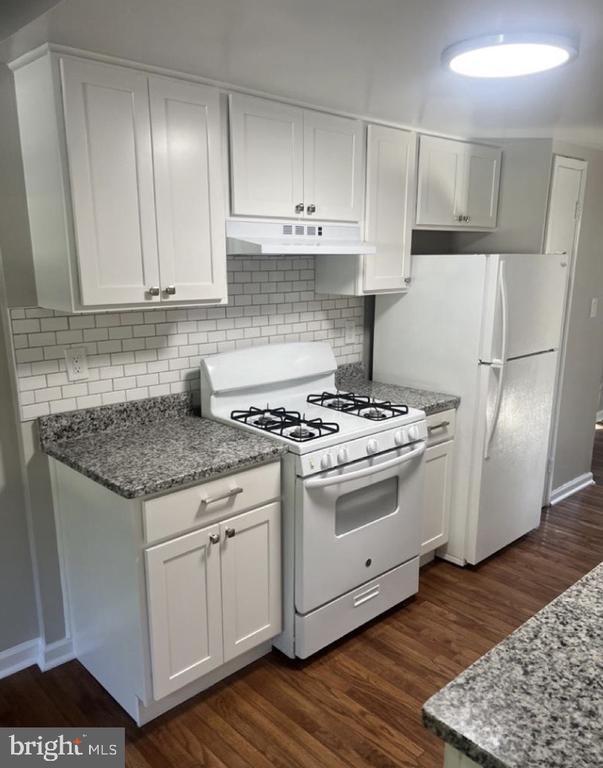 Foto del edificio - 5748 Yellowrose Ct
