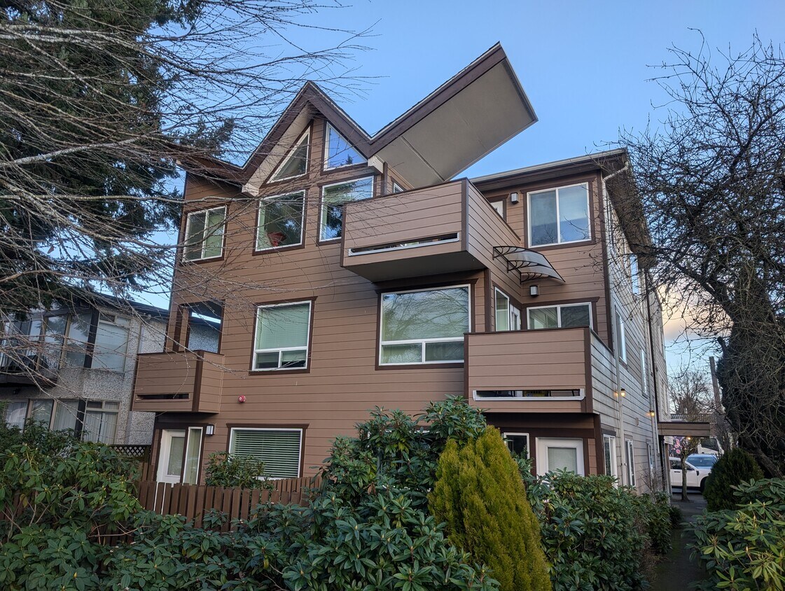 Primary Photo - 2616 44th Ave SW