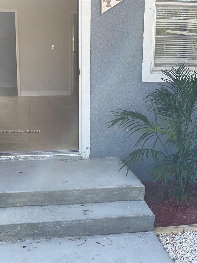 Building Photo - 412 NW 23rd Ct