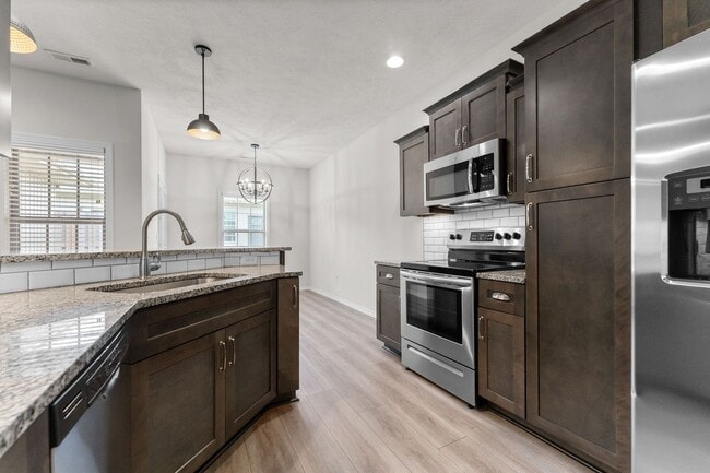 Building Photo - NEW LUXURY 3 BED 2 BATH 2 CAR GARAGE DUPLEX