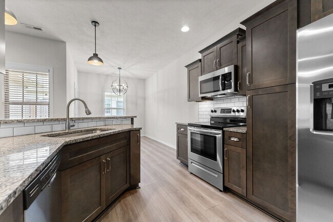 Foto del edificio - NEW LUXURY 3 BED 2 BATH 2 CAR GARAGE DUPLEX