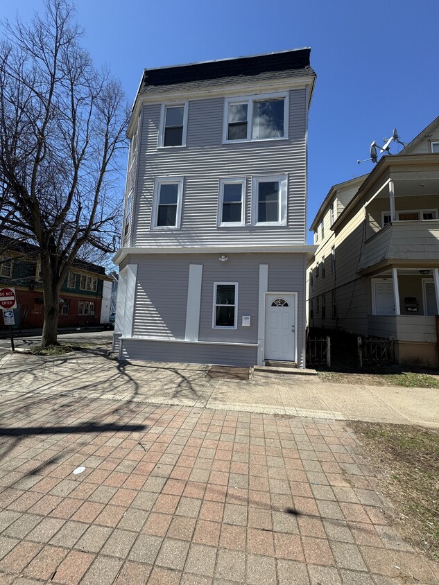 Foto principal - 740 Dixwell Ave