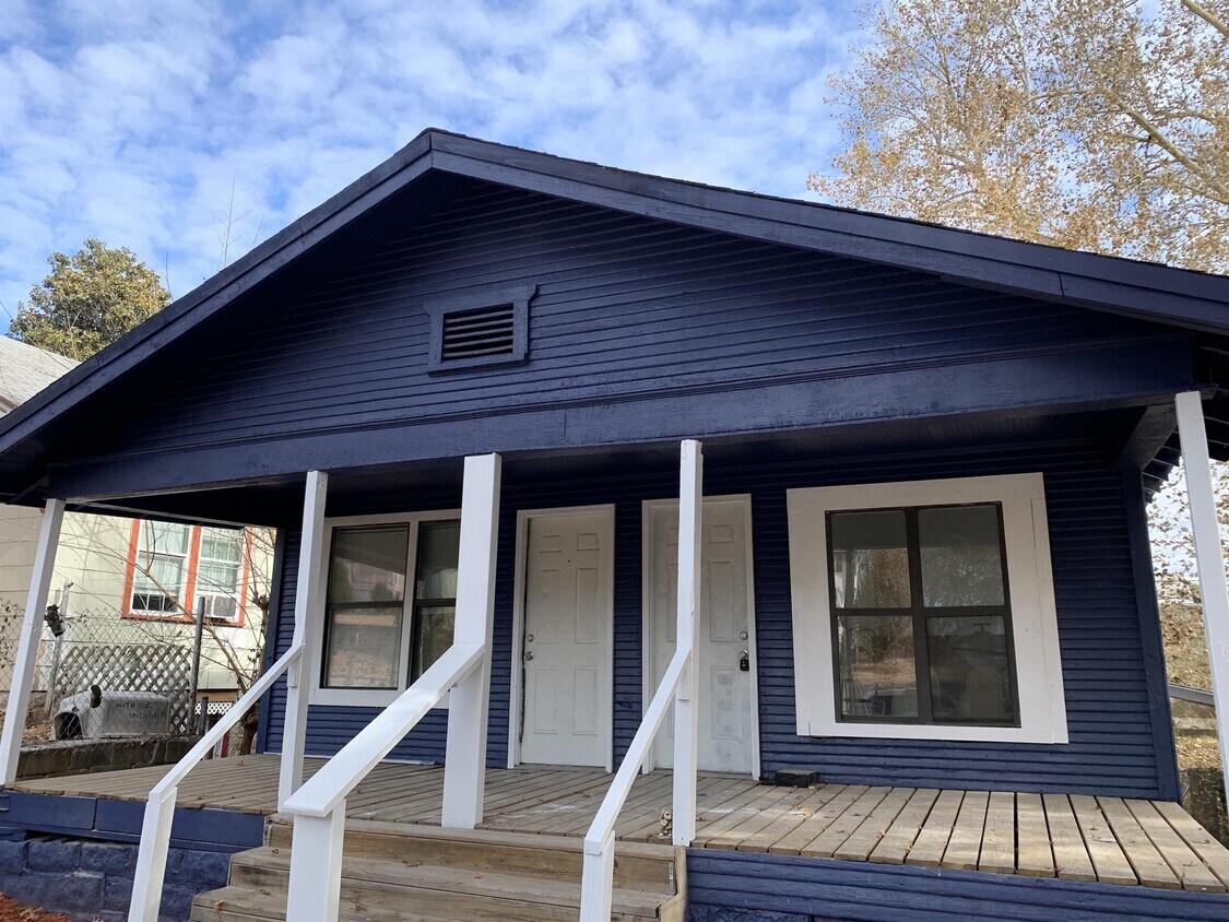 Primary Photo - 735 S Phoenix Ave