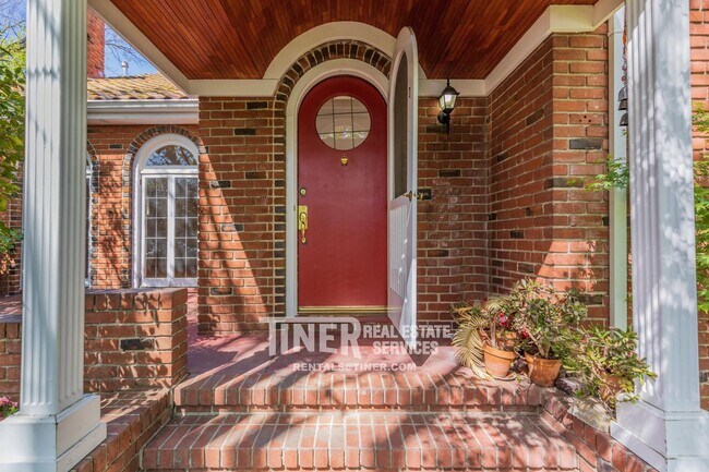 Building Photo - Stunning Craftsman East Sacramento Beauty!
