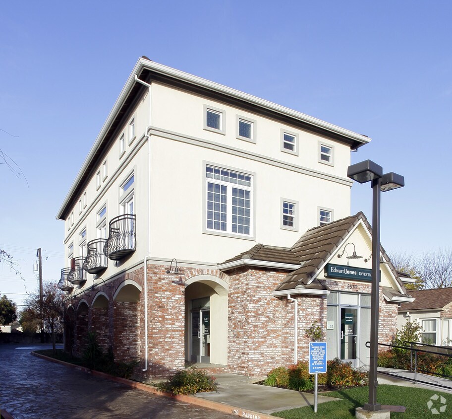 5676 Elvas Ave, Sacramento, CA 95819 Apartments in Sacramento, CA