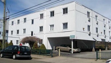 Building Photo - 300 French St