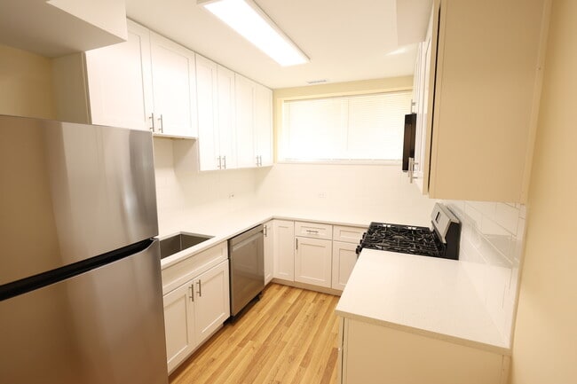 Building Photo - 6157 W Belmont Ave