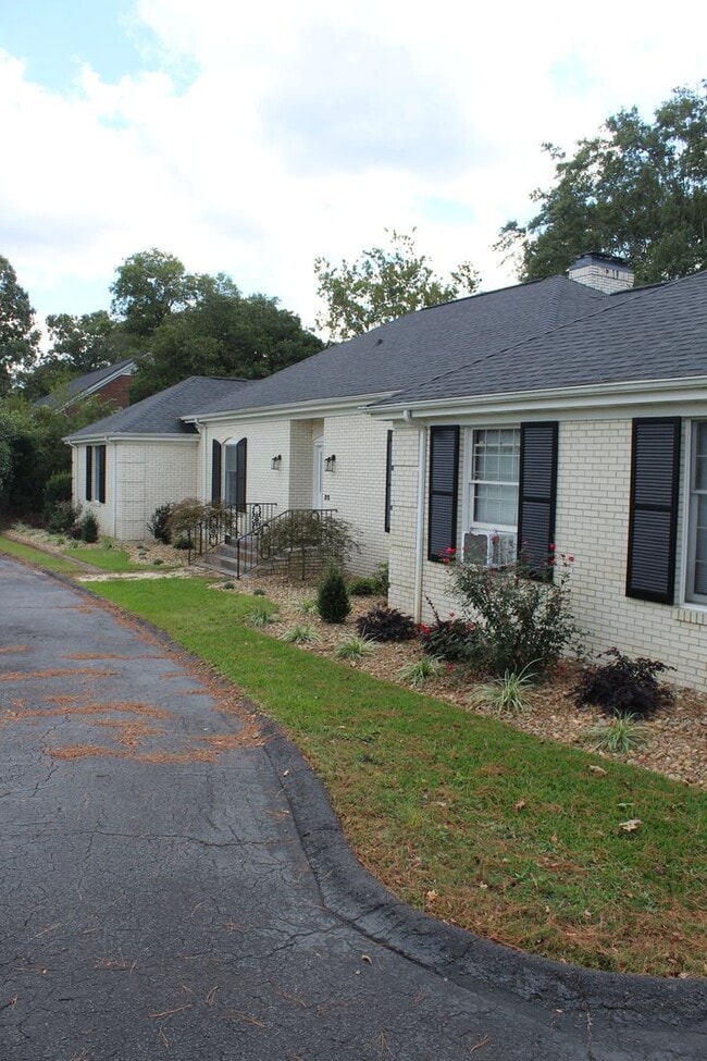 Building Photo - Spacious 4-Bedroom Home in Desirable Walnu...