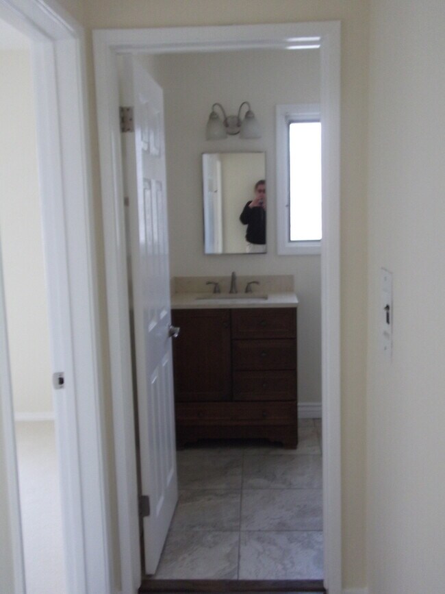 Entrada al vestíbulo y al baño - Park Seville