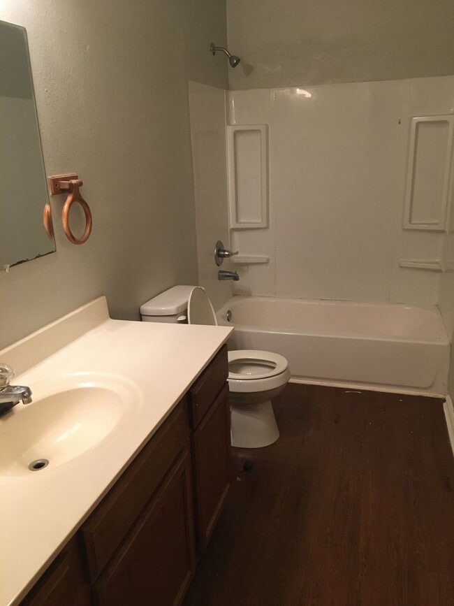 Building Photo - WALKING DISTANCE TO U OF A! STUDENTS WELCO...