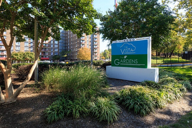 Building Photo - The Vista