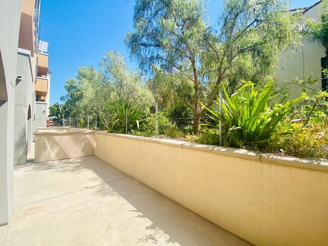 Building Photo - Stylish Coastal Living: Spacious 1BD with ...