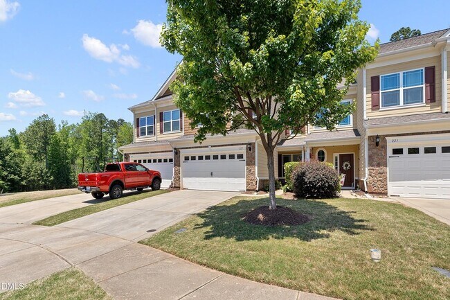 Foto del edificio - 227 Mayfield Dr