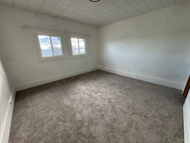 Building Photo - 2BR/1BA Upper Unit – Washer/Dryer Hookups, No Pets