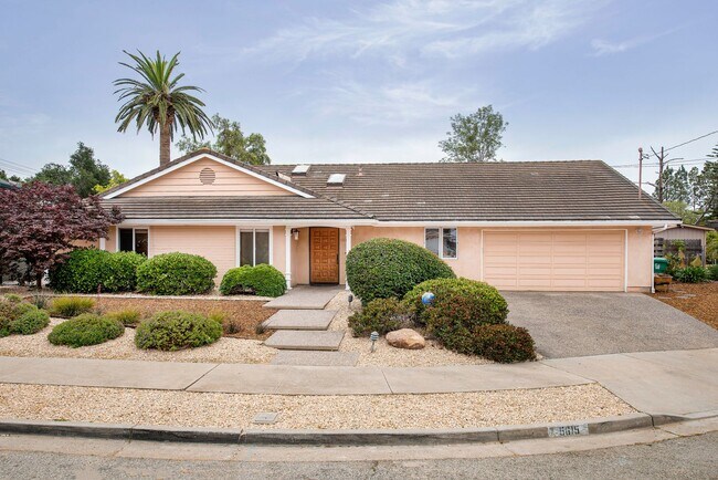 Building Photo - Spacious Single-level Home with a Pool!