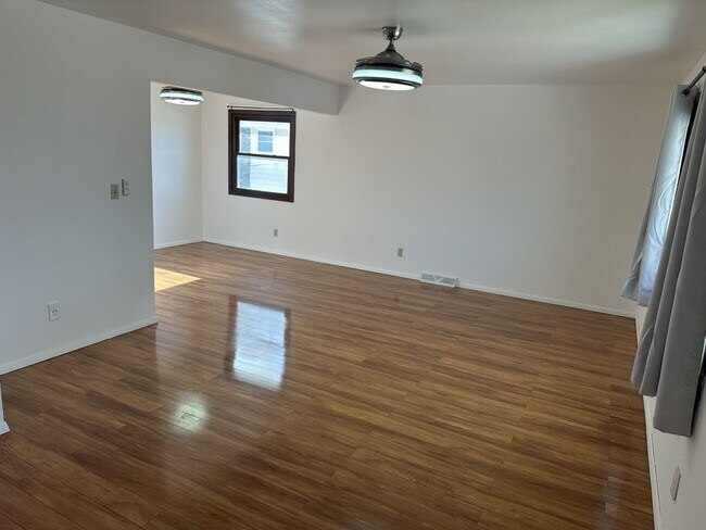 Foto del edificio - 4356-4358 S. Iowa Ave