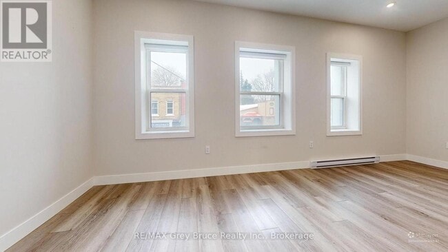 Photo du bâtiment - 39 1st Ave S