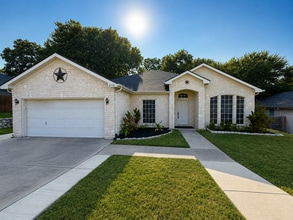 Building Photo - 2310 Summer Brook Dr