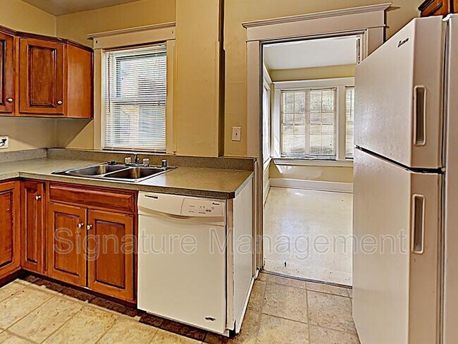 Foto del edificio - 2117 Eastern Pkwy