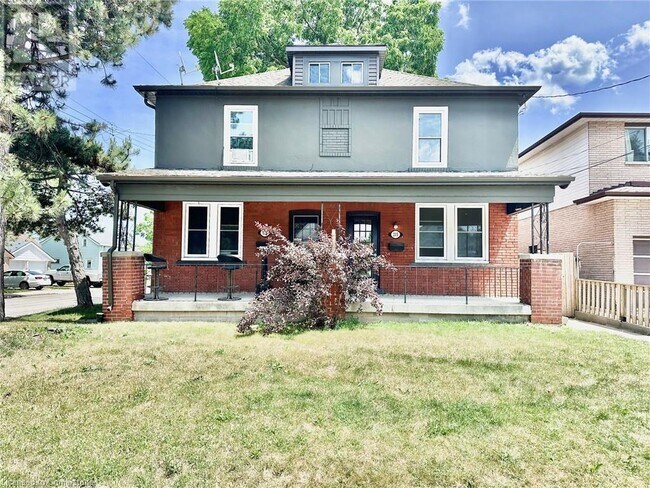 Photo du bâtiment - 215 Rosewood Rd