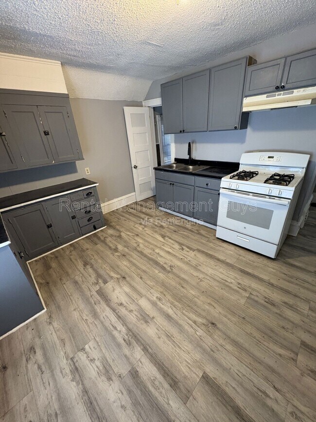 Foto del edificio - 4209 N Bryant Ave