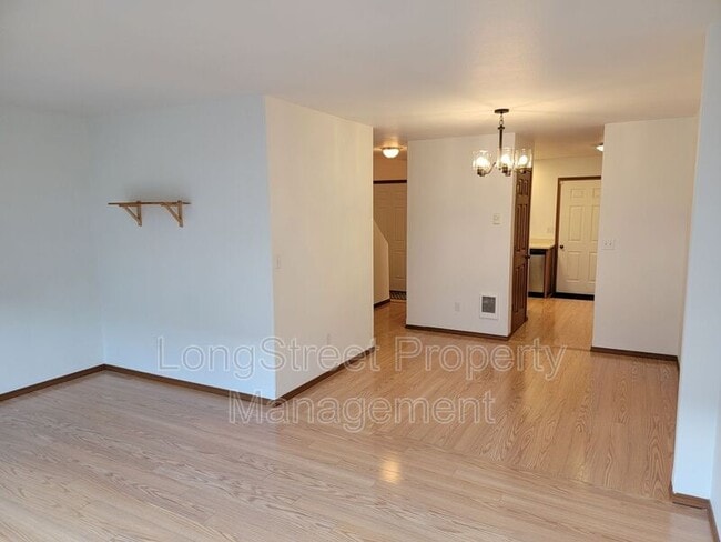 Building Photo - 3121 NE Flintlock Pl