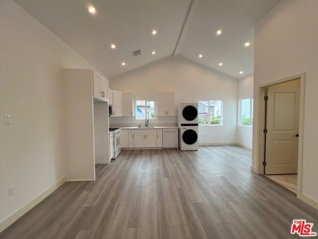 Foto del edificio - 8642 Baring Cross St
