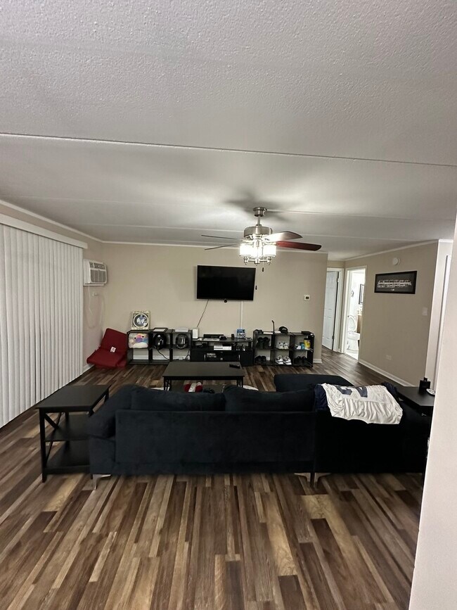 9143 S Roberts Rd Unit 4, Hickory Hills, IL 60457 Condo for Rent in