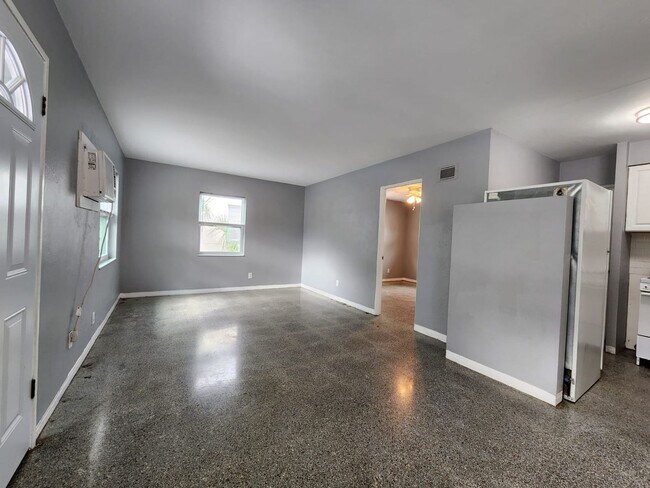 Building Photo - 2 Bedroom 1 Bath Home In St Petersburg