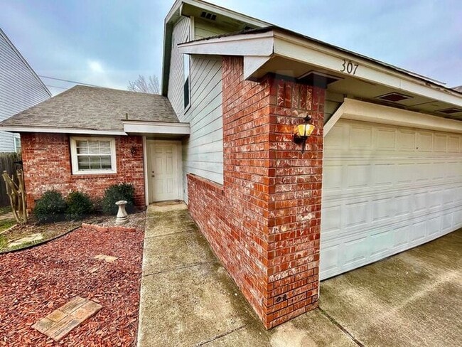 Building Photo - Wonderful Duplex just off of Main St in No...