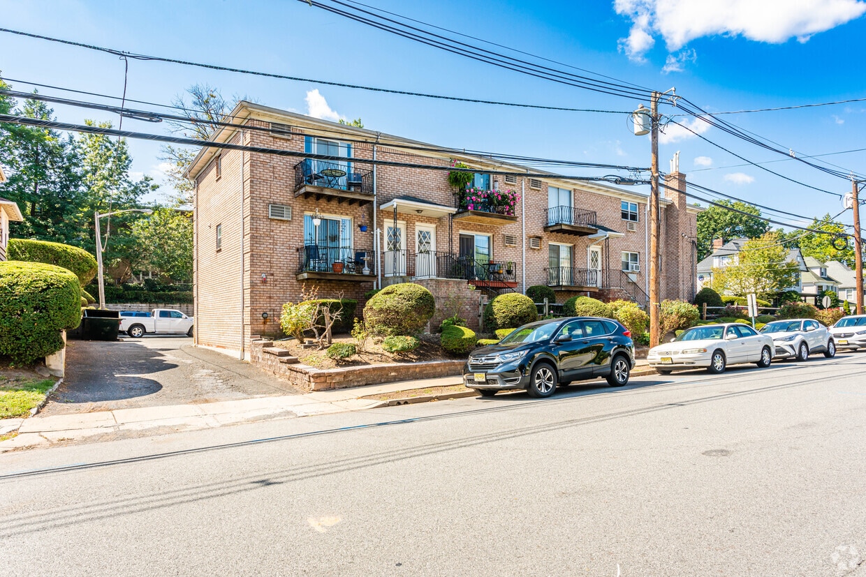 Building Photo - 100 Clarendon Pl