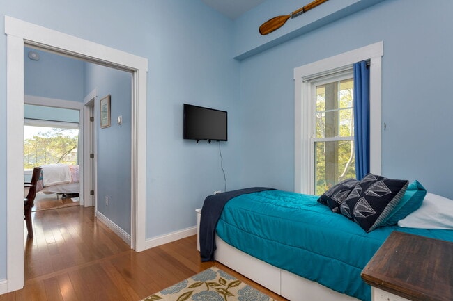 Building Photo - 211 Lewis Dr