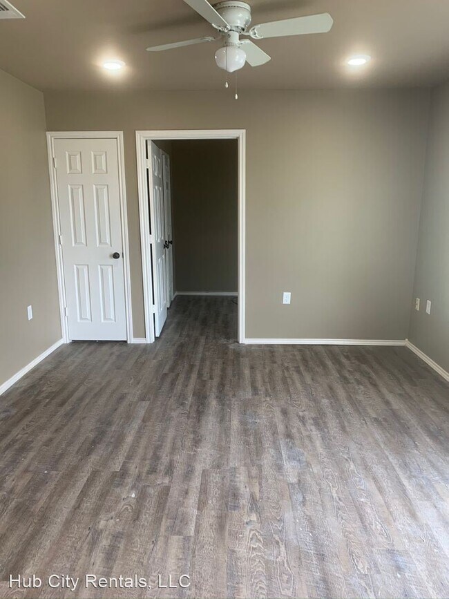 Building Photo - 3 br, 1 bath Apartment - 2807 East 2nd Street