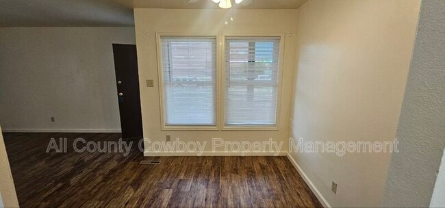 Building Photo - 126 S Cribbon Ave