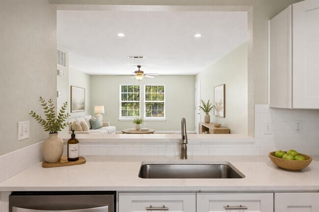 Foto del edificio - 15302 Cavalier Canyon Dr