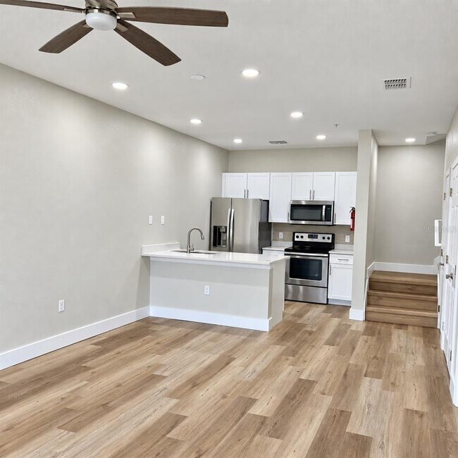 Building Photo - 8921 Shine Dr