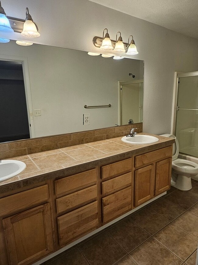 Building Photo - T2834