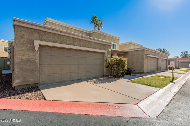 Building Photo - 815 E Grovers Ave