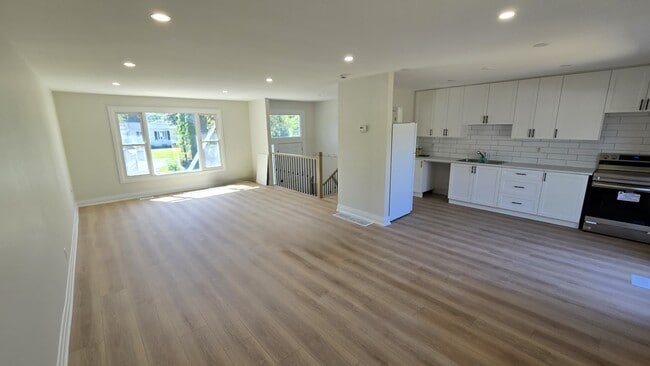 Building Photo - 698 Burton Dr