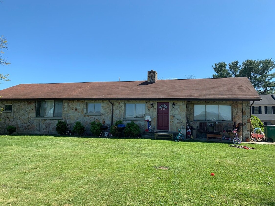 Primary Photo - 3 Bedroom 2 Bath Duplex