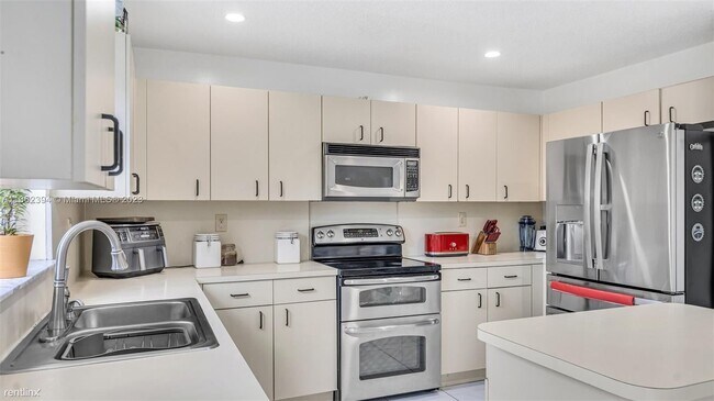 Foto del edificio - 5 br, 2 bath House - 18790 NW 79th Pl # 0