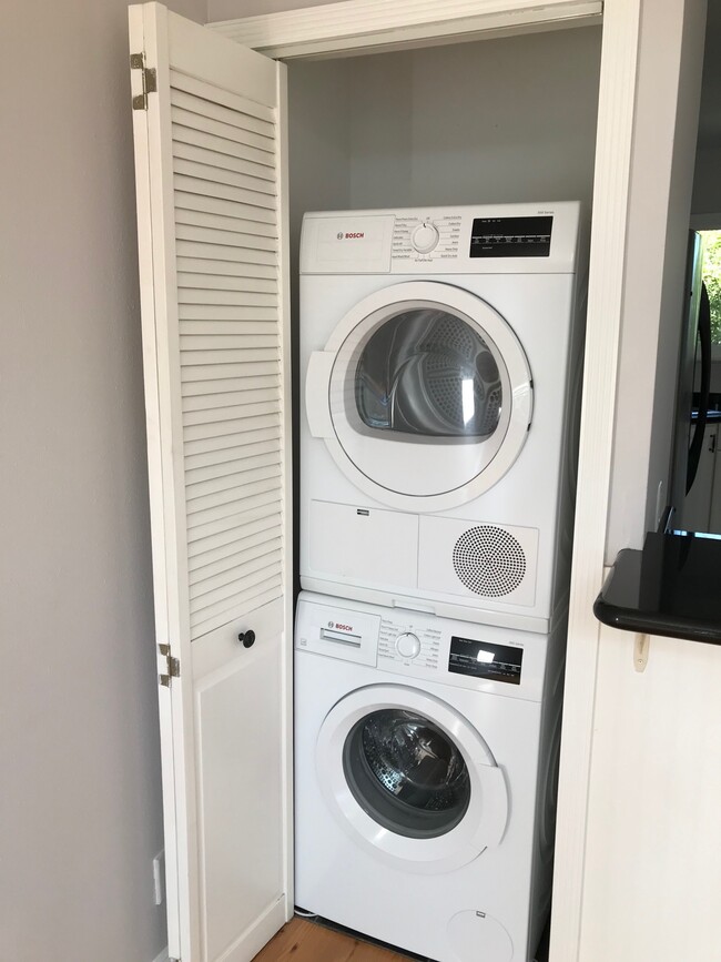 In-unit Bosch washer & dryer - 6484 Cavalleri Rd