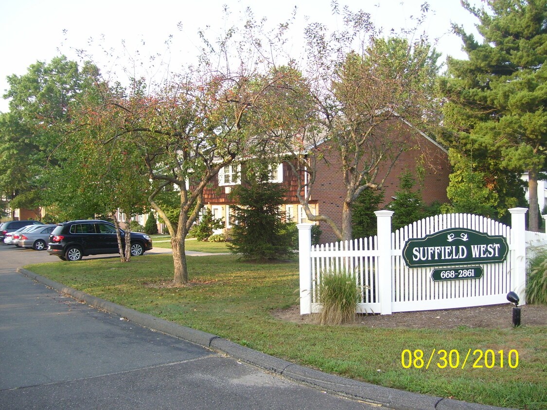 15 Harmon Dr, Suffield, CT 06078 Townhouse for Rent in Suffield, CT