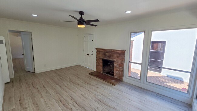 Foto del edificio - Beautifully Remodeled Detached 2 Bed 1 Bath Home with yard and pet friendly!