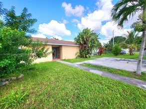 Building Photo - 17090 SW 101st Ave